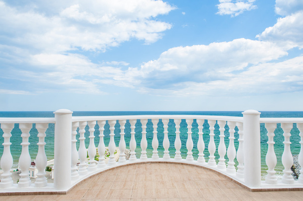 Μπαλκόνι με θέα στην ακτή της θάλασσας - Φωτογραφία, εικόνα