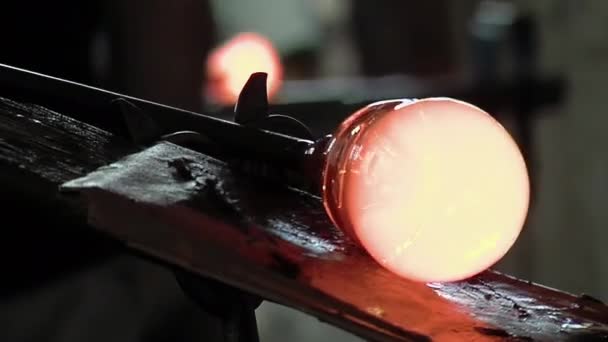 Creatore di vetro artigiano modellare vetro fuso in prodotti di cristallo fine, l'arte del vetro soffiato a mano. Chiudere. Risoluzione 4K. - Filmati, video