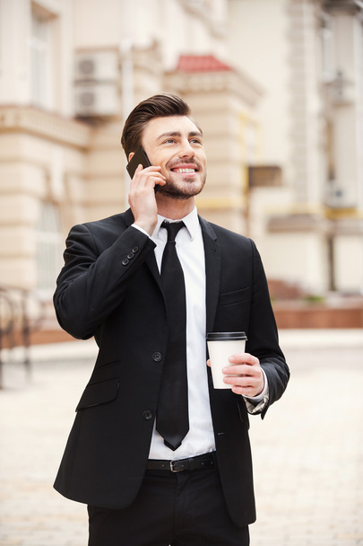 Young businessman talking on mobile phone - 写真・画像