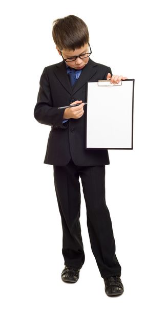 Junge im Anzug zeigen leeres Laken - Foto, Bild