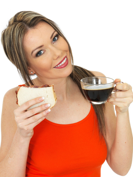 Mladá žena s černou kávu a šunkový sendvič - Fotografie, Obrázek
