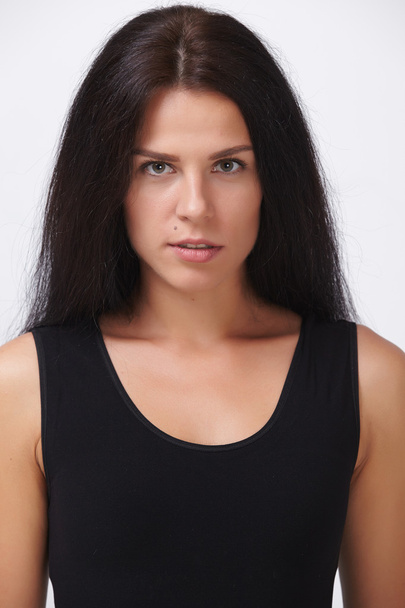 όμορφη νεαρή γυναίκα με μαύρα μαλλιά - Φωτογραφία, εικόνα