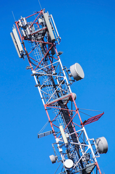hohe Antenne auf dem Dach - Foto, Bild