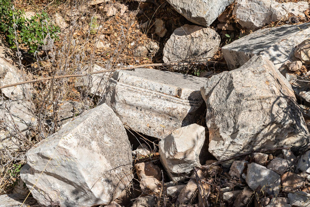 Les restes de colonnes de pierre en ruines de résidence des Grands Maîtres de l'Ordre Teutonique en ruines du château de la forteresse croisée situé dans la Haute Galilée dans le nord d'Israël - Photo, image