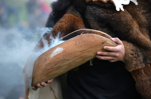 Mano humana sostiene plato ceremonial de madera con ramas ahumadas, el rito ritual de bienvenida en un evento de la comunidad indígena en Australia - Foto, imagen