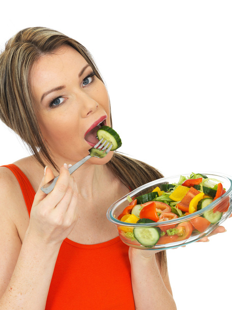 Fiatal nő eszik friss kerti saláta - Fotó, kép