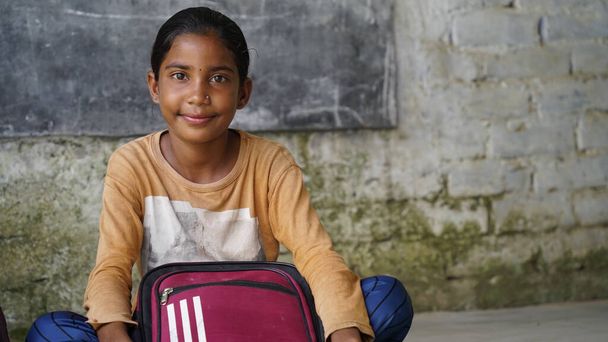 Niño de la escuela india feliz de pie delante de fondo de pizarra negra. Concepto de Educación o Regreso a la Escuela - Foto, imagen