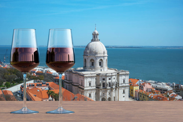 Due bicchieri di vino rosso in vista della chiesa di Santa Engracia National Pantheon a Lisbona, Portogallo - Foto, immagini
