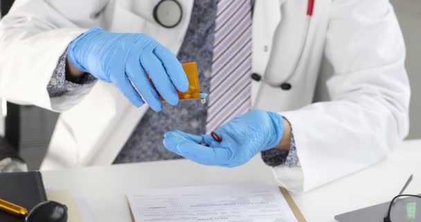 El doctor vierte medicamentos en la mano con guantes. Profesión concepto farmacéutico - Imágenes, Vídeo