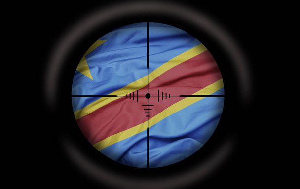 Πεδίο σκοπευτών με στόχο τη μεγάλη πολύχρωμη σημαία της δημοκρατικής δημοκρατίας της χώρας του Κονγκό. έννοια - Φωτογραφία, εικόνα
