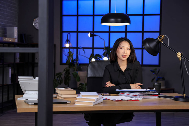 gelukkig aziatische zakenvrouw werken in kantoor op laat avond - Foto, afbeelding