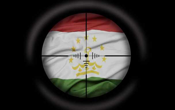 Zielfernrohr zielte auf die große bunte Flagge des tadschikischen Landes. Konzept - Foto, Bild