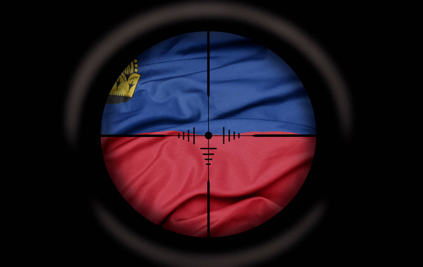 Zielfernrohr zielte auf die große bunte Fahne des Liechtensteinlandes. Konzept - Foto, Bild