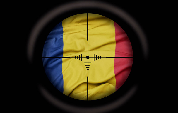Zielfernrohr zielte auf die große bunte Flagge Rumäniens. Konzept - Foto, Bild