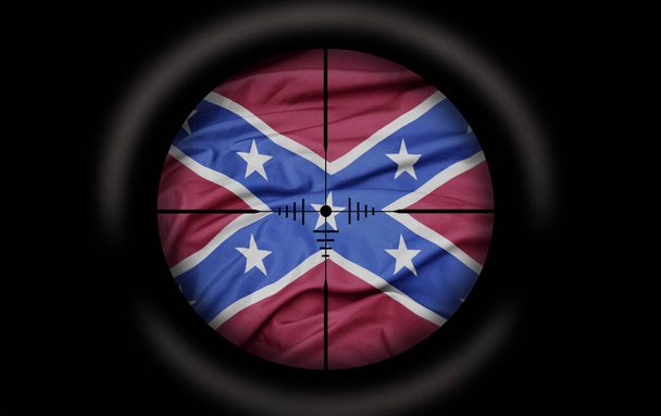 Zielfernrohr zielte auf die große bunte Konföderierten-Flagge. Konzept - Foto, Bild