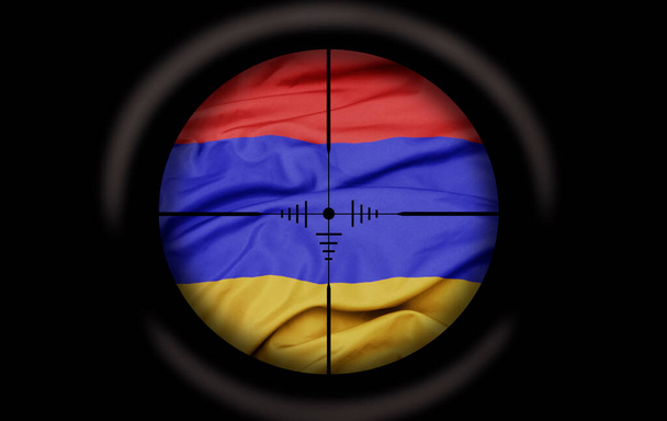 Scharfschützenziel auf die große bunte Flagge des armenischen Landes gerichtet. Konzept - Foto, Bild