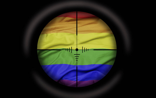 alcance de francotirador dirigido a la bandera de orgullo gay arco iris de colores grandes. concepto - Foto, Imagen