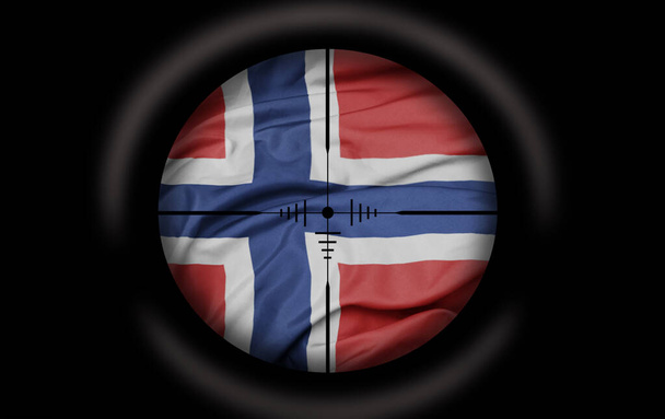 Alcance de francotirador dirigido a la gran bandera de colores del país noruego. concepto - Foto, imagen
