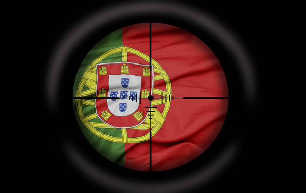 alcance francotirador dirigido a la gran bandera de colores del país portugal. concepto - Foto, Imagen