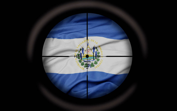 Σκοπευτής σκόπευσης με στόχο τη μεγάλη πολύχρωμη σημαία της χώρας του Ελ Σαλβαδόρ. έννοια - Φωτογραφία, εικόνα