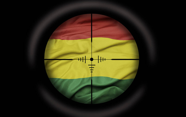 Mesterlövész távcső célja, hogy a nagy színes zászló Bolívia ország. fogalom - Fotó, kép