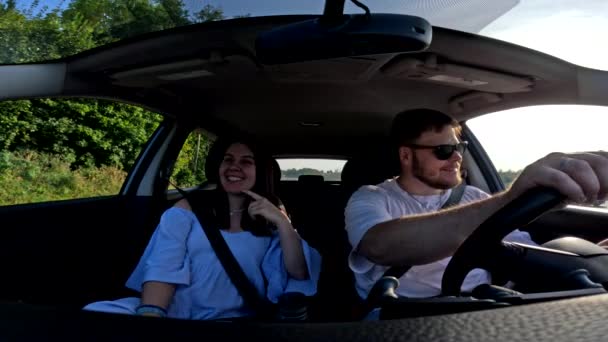 concepto de viaje por carretera pareja en coche gran angular - Metraje, vídeo