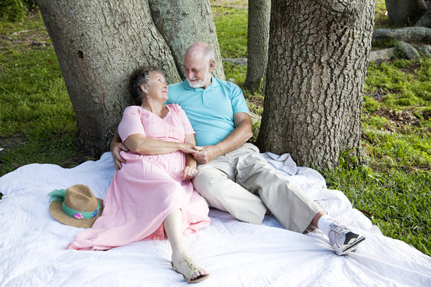 Старшая пара - романтика под деревьями
 - Фото, изображение