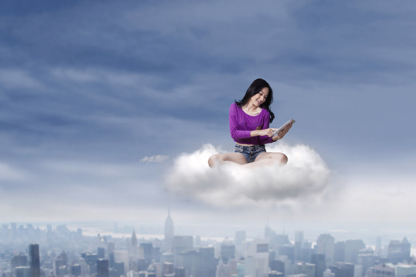 Žena dospívající s tabletem na oblaku - Fotografie, Obrázek