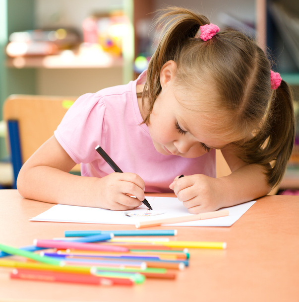 Little girl is drawing with felt-tip pen - Фото, зображення