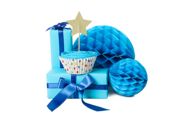 PNG, Cajas de regalo, cupcakes y bolas de papel, aislados sobre fondo blanco - Foto, imagen