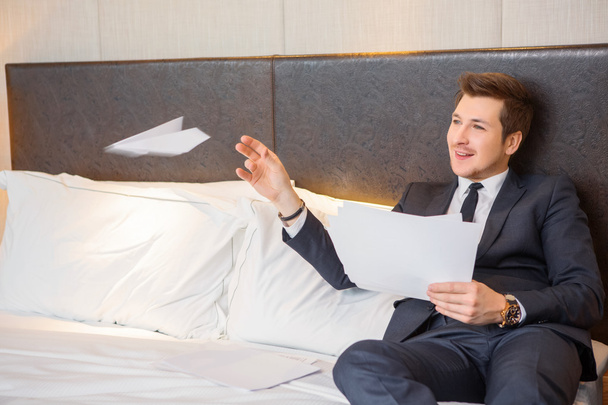 Бизнесмен в роскошном отеле
 - Фото, изображение