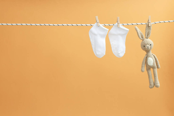 Calcetines y conejo de juguete se secan después del lavado - Foto, imagen