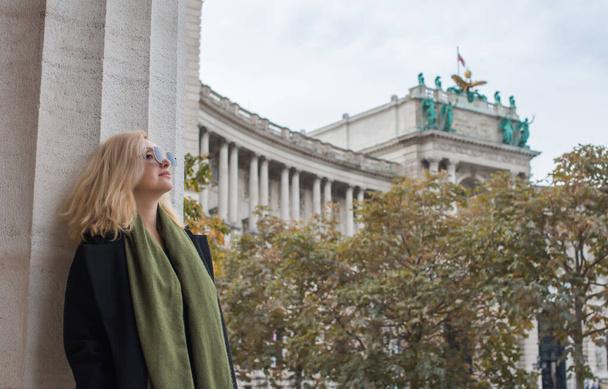 Відпочинок у Відні. Концепція подорожей та пригод. Красива європейська блондинка в місті, концепція туризму сцени - Фото, зображення