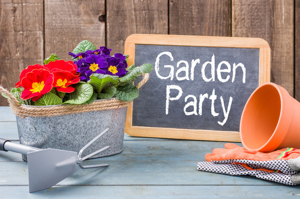 Lavagna su un tavolo vegetale con il testo Garden Party
 - Foto, immagini