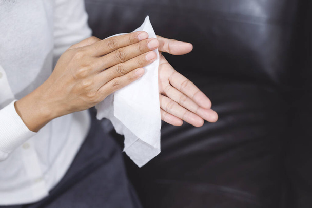 жінка використовує тканинний папір Очистіть руки, щоб видалити мікроби. - Фото, зображення