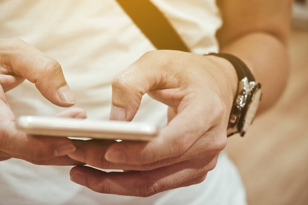 крупним планом зображення рука людини за допомогою мобільного телефону, фону зв'язку, телекомунікації, мобільного інтернету
 - Фото, зображення