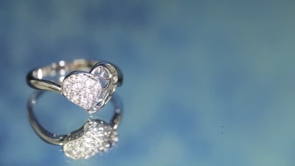 Anillo de diamantes sobre fondo azul oscuro, anillo de boda, anillo de compromiso - Metraje, vídeo