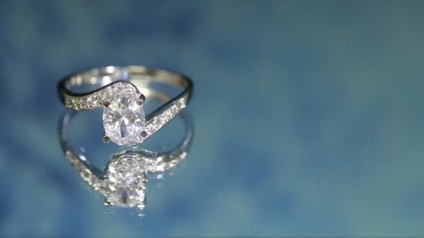 Anillo de diamantes sobre fondo azul oscuro, anillo de boda, anillo de compromiso - Metraje, vídeo
