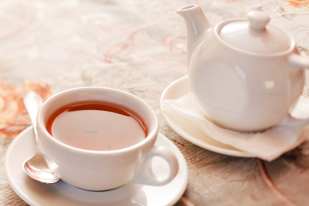 Cup and teapot with black tea - Fotoğraf, Görsel