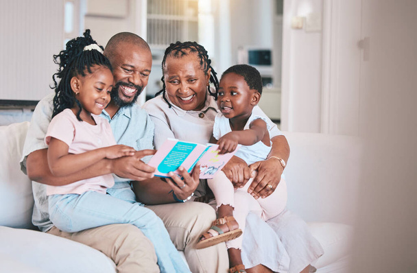 Tanulás, könyv olvasás és fekete gyerekek nagyszülőkkel a kanapén az otthoni nappaliban. Afrikai család, mesemondás és boldog gyerekek nagyival és nagyapával a kanapén az oktatás, a tanulás és a kötődés. - Fotó, kép
