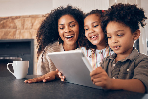 Happy, streaming en een gezin met een tablet in een huis voor communicatie, cartoon of spelletjes. Website, onderwijs en kinderen, moeder en technologie voor online lezen, film of een meme op internet. - Foto, afbeelding
