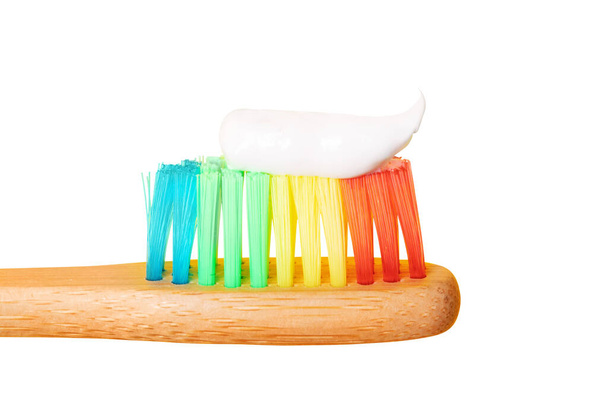 Bambus-Zahnbürste mit Zahnpasta isoliert auf weißem Hintergrund, umweltfreundliche biologisch abbaubare Körperpflegeprodukte - Foto, Bild