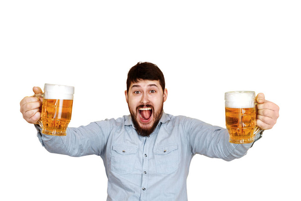 uomo allegro con due bicchieri di birra, isolato su sfondo bianco - Foto, immagini