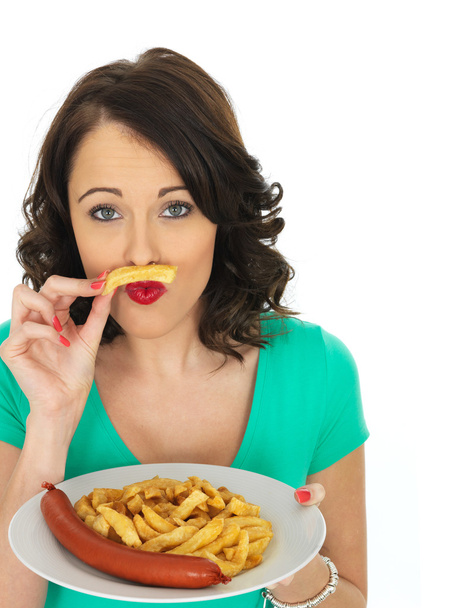 Молодая женщина ест сосиски и чипсы Saveloy
 - Фото, изображение