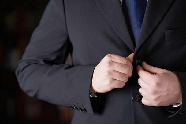 Empresário desbotando seu casaco
 - Foto, Imagem
