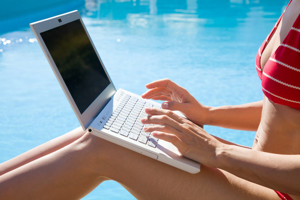 vrouw met laptop op resort - Foto, afbeelding