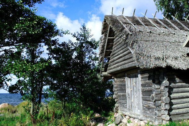 Casa il cui tetto è stato fatto di canna
 - Foto, immagini
