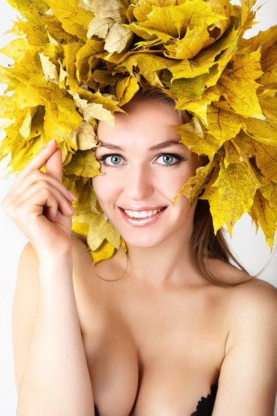 A girl with a wreath of autumn leaves on the head. - Photo, Image
