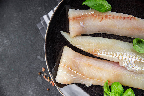Çiğ balık fileto mavi mezgit taze deniz ürünleri sağlıklı yemek atıştırmalıkları masada fotokopi uzay yiyecekleri arka plan kırsal üst görünüm - Fotoğraf, Görsel