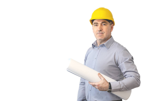 Ein Mann mit Helm und einer Papierrolle. Erbauer, Konstrukteur behält ein Blatt mit einem Diagramm und einer Zeichnung über isoliertem Hintergrund  - Foto, Bild